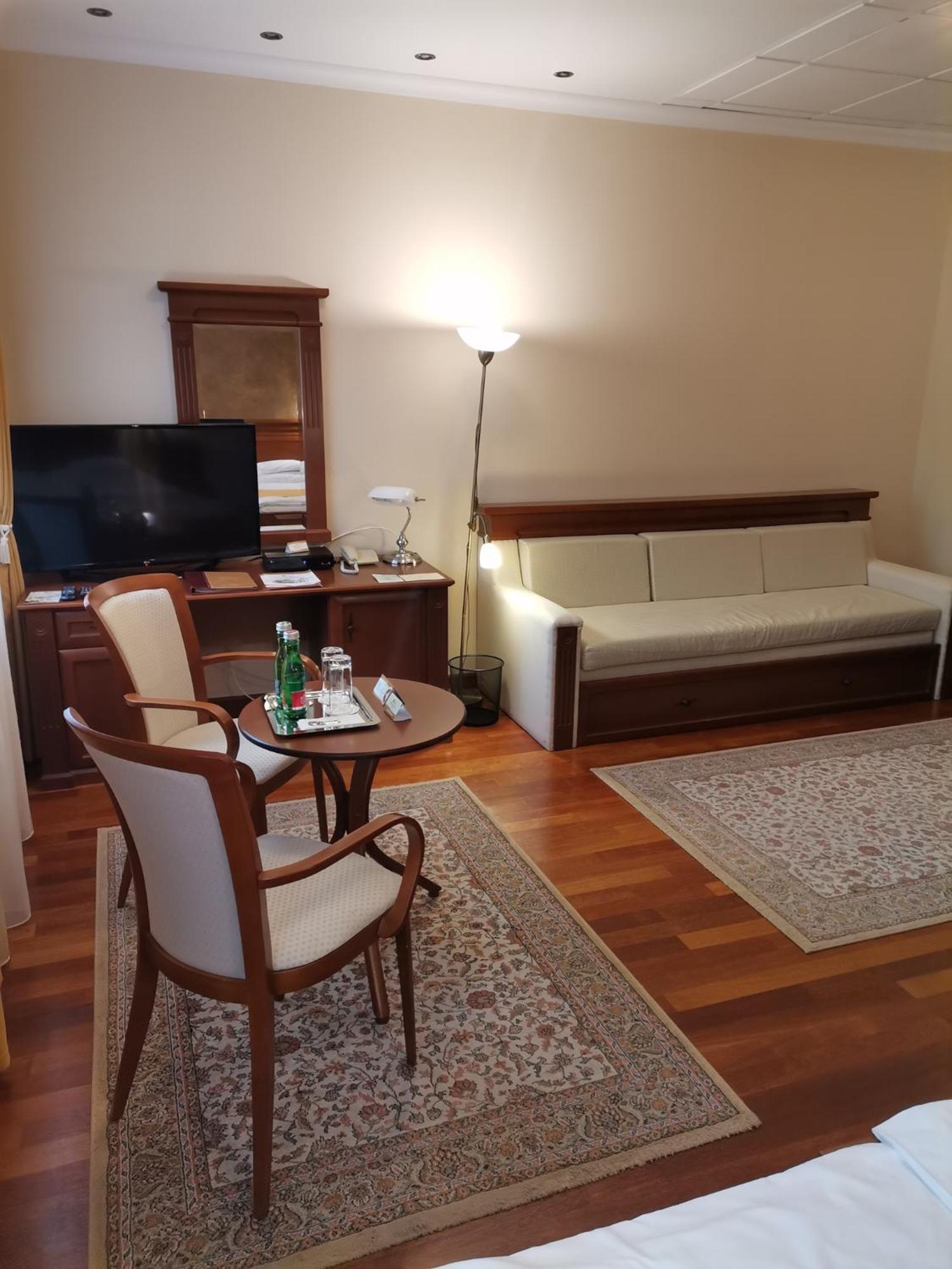 Nimrod Bioszalloda Es Bioetterem Karcag Dış mekan fotoğraf