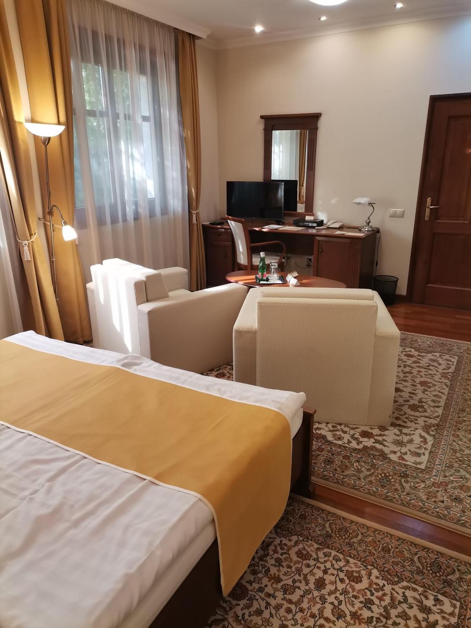Nimrod Bioszalloda Es Bioetterem Karcag Dış mekan fotoğraf